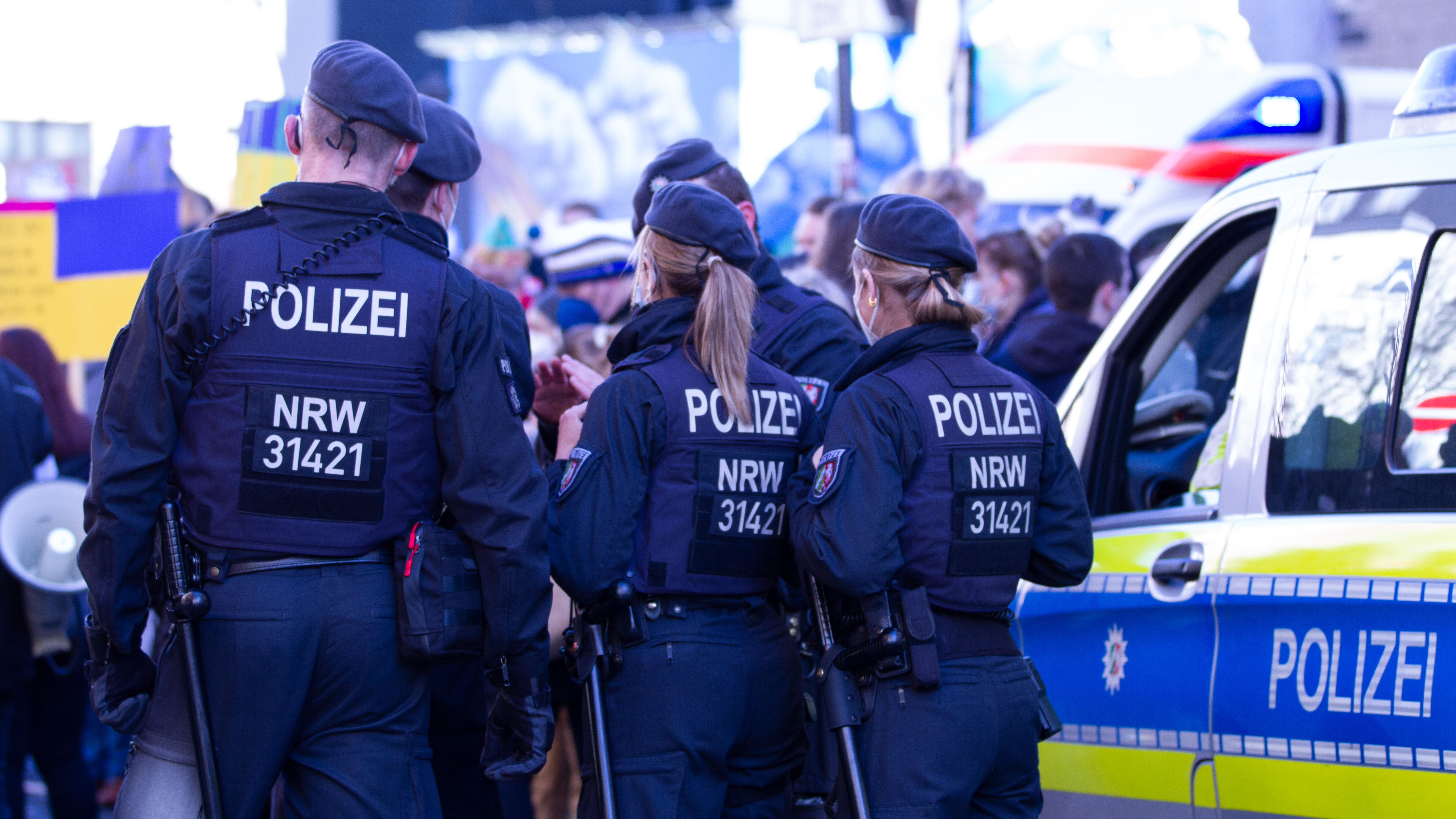 Polizeibeamte schirmen eine Friedensdemo ab