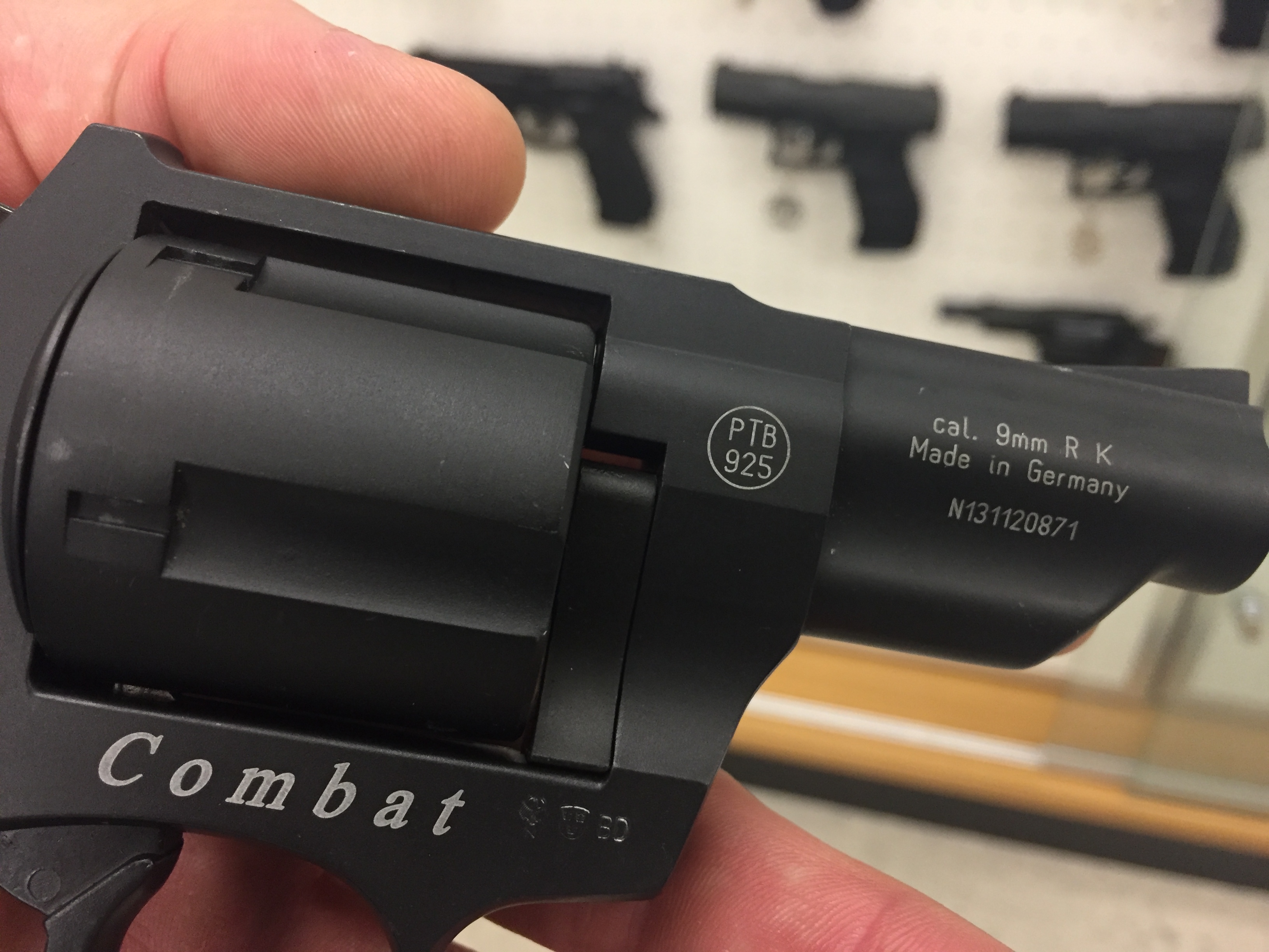Ein mit PTB-Symbol gekennzeichneter Revolver liegt auf einer Handfläche.