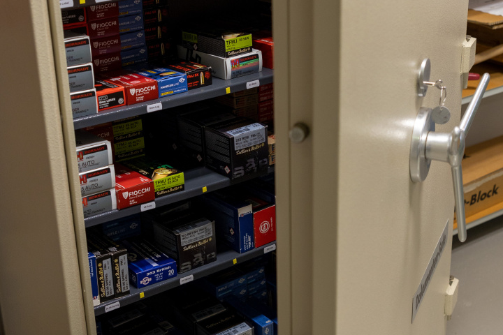 Blick in einen offenen, mit Munition gefüllten Tresor