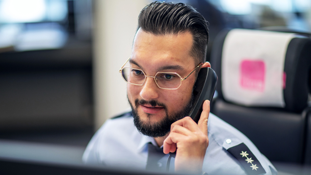 Polizist am Telefon