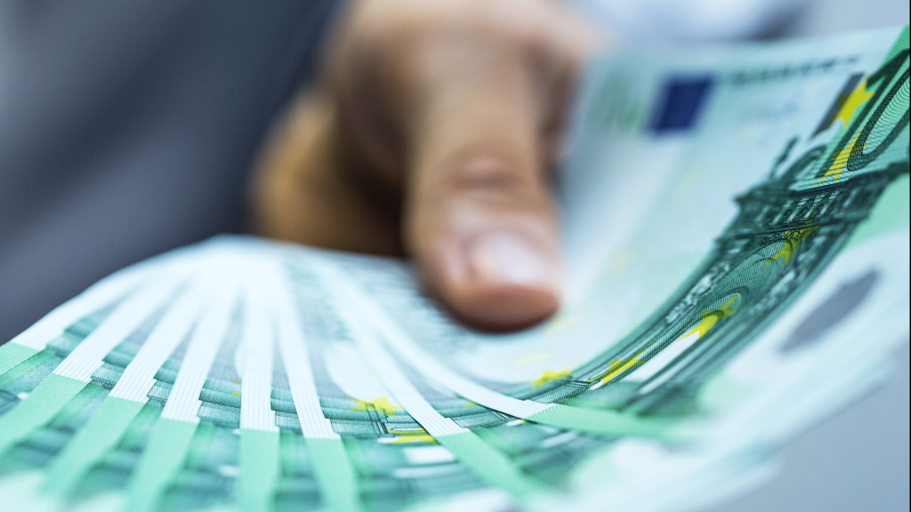 Hand hält 100 Euro Geldscheine als Fächer