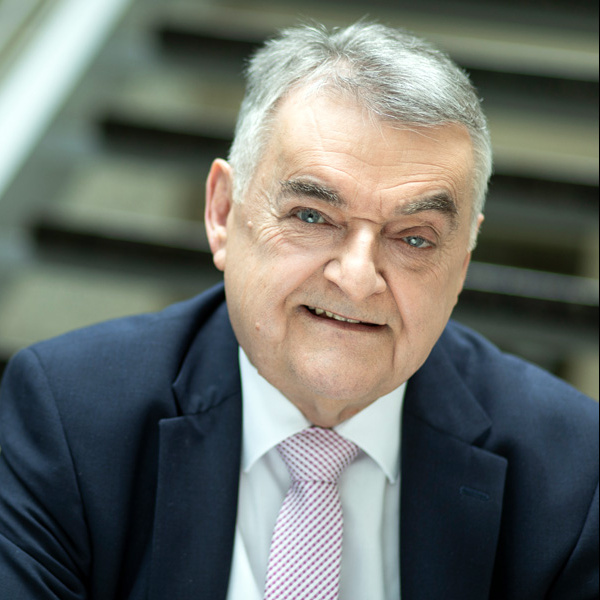 Portrait of Interior Minister Herbert Reul sitting on a staircase